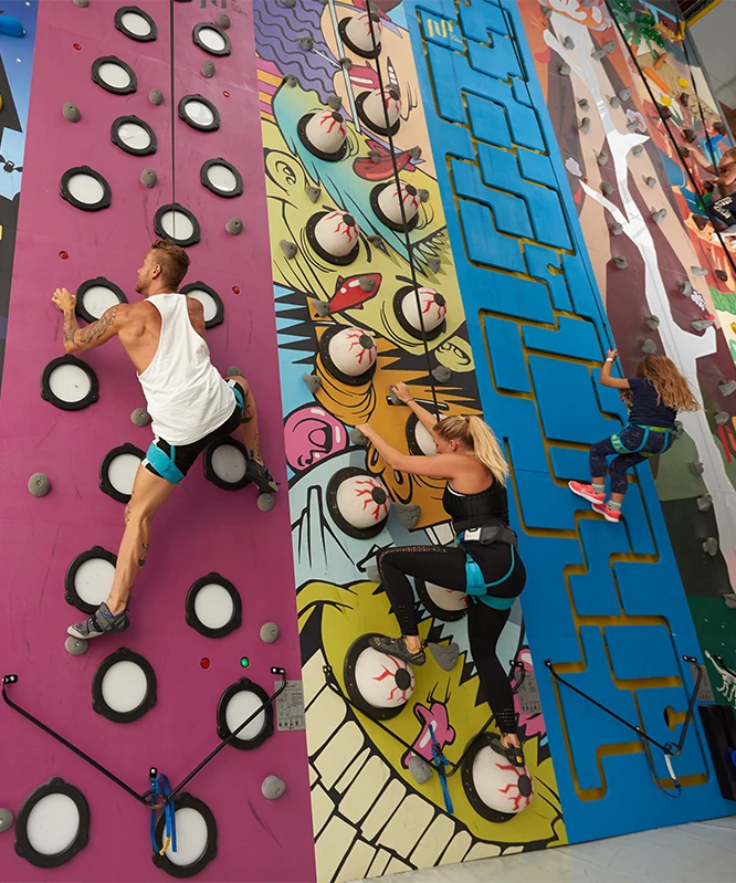 Gesichertes Klettern an den bunten EXUS-Funwalls